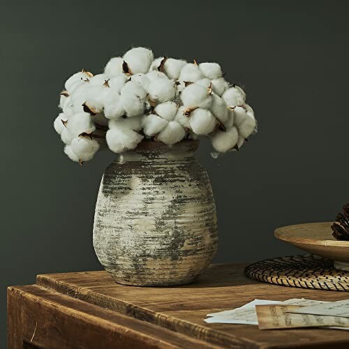 Vase rustique décoratif dans un cadre intérieur élégant.