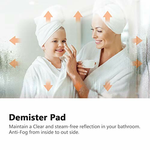 Mère et enfant souriant dans la salle de bain avec un miroir sans buée.