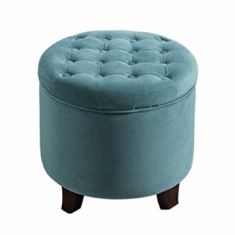 Pouf rond bleu avec capitonnage.