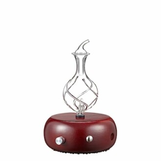 Diffuseur d'huiles essentielles en verre élégant sur base en bois.