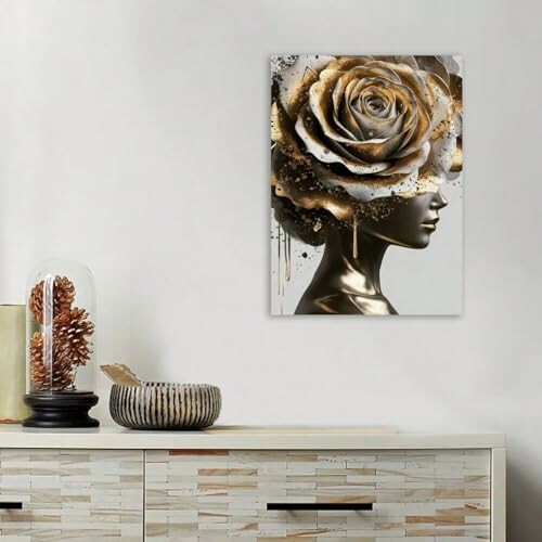 Art mural d'une rose dorée sur un buste féminin