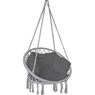 Chaise suspendue en macramé avec coussin gris.