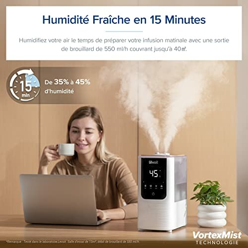 Femme utilisant un humidificateur à côté d'un ordinateur portable