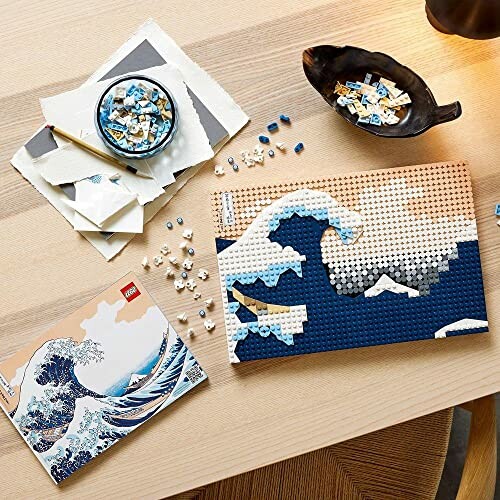 Puzzle LEGO de la Grande Vague de Hokusai sur une table.