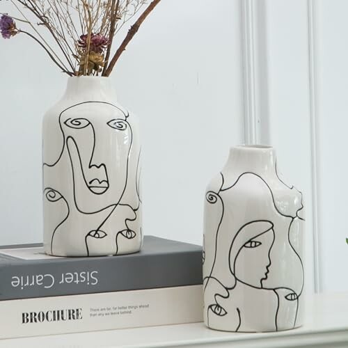 Vases blancs avec art de ligne de visage minimaliste