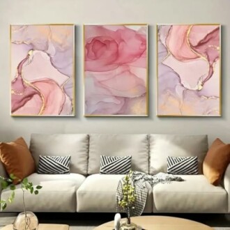 Triptyque d'art abstrait moderne au-dessus d'un canapé.