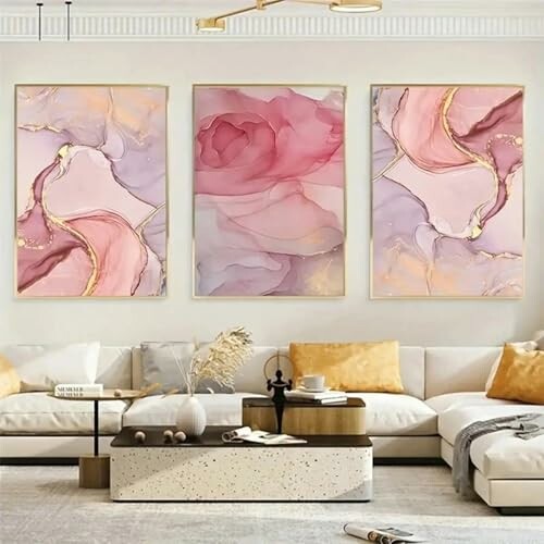 Salon moderne avec tableaux d'art abstrait roses.
