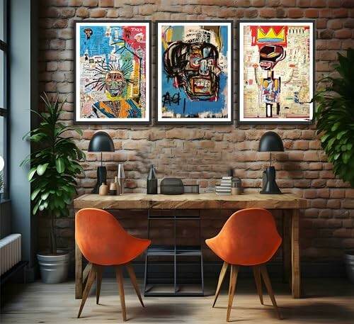 Bureau à domicile avec affiches d'art moderne sur le mur.