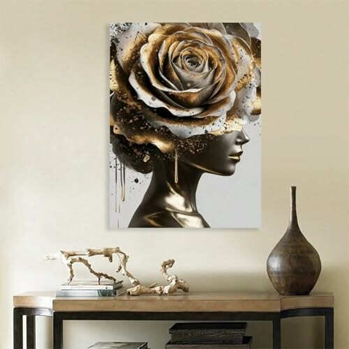 Portrait moderne avec tête de rose dorée, sculpture et vase.