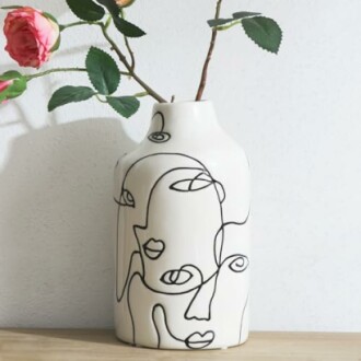 Vase moderne avec dessin abstrait et roses.
