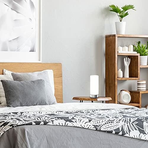 Chambre moderne avec étagère en bois et lampe de chevet.