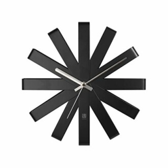 Horloge murale moderne noire avec aiguilles argentées.