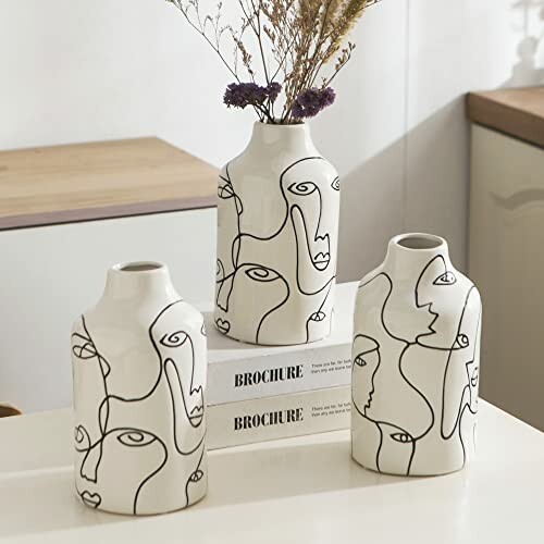 Vases en céramique avec dessins abstraits sur une table.