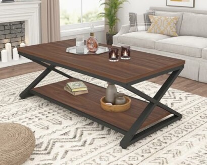 Table basse moderne en bois avec décoration dans un salon confortable.