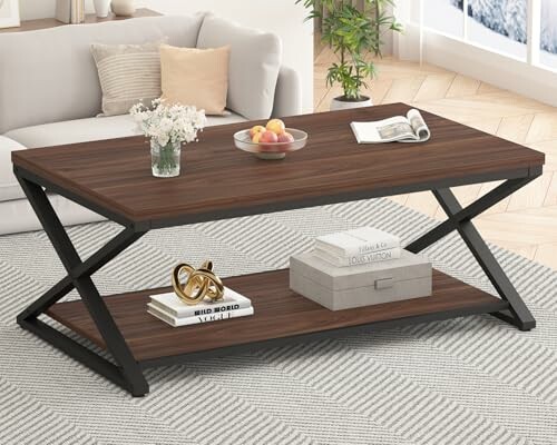 Table basse moderne avec décoration dans un salon.