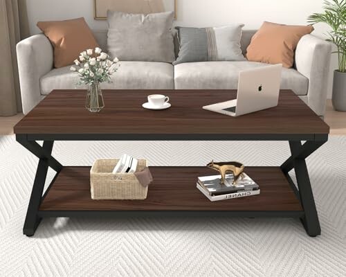 Table basse moderne avec décorations et canapé en arrière-plan.