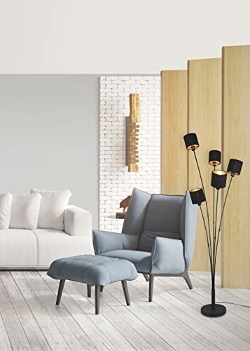 Salle de séjour moderne avec fauteuil bleu, lampe et canapé blanc.