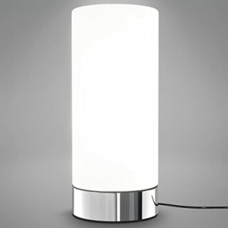 Lampe de table moderne avec base en métal argenté.