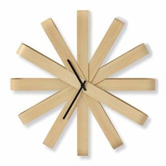 Horloge murale moderne en bois avec un design unique.