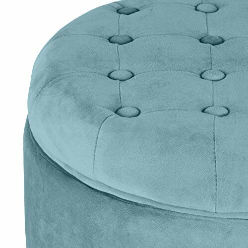 Ottoman rond en velours bleu avec boutons.