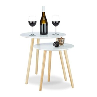 Tables gigognes blanches avec bouteille de vin et verres
