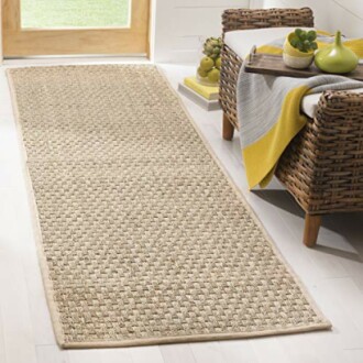 Tapis de couloir en jute tissé sur sol en bois.