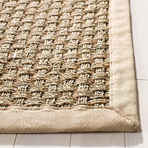 Tapis en fibres naturelles tissées avec bordure.