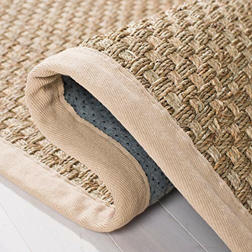 Tapis en sisal tissé avec bordure beige.